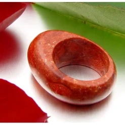 Ring aus Schaumkoralle mit Wölbung, Massiv, Breite ca. 12.5mm, rot